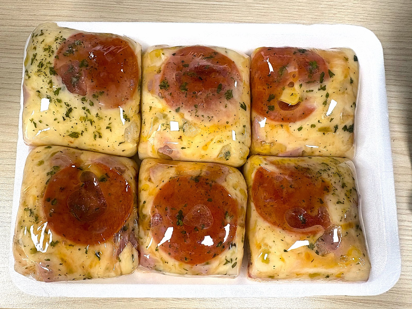 토마토소스와 치즈 토핑을 올려 포장한 피자설기
